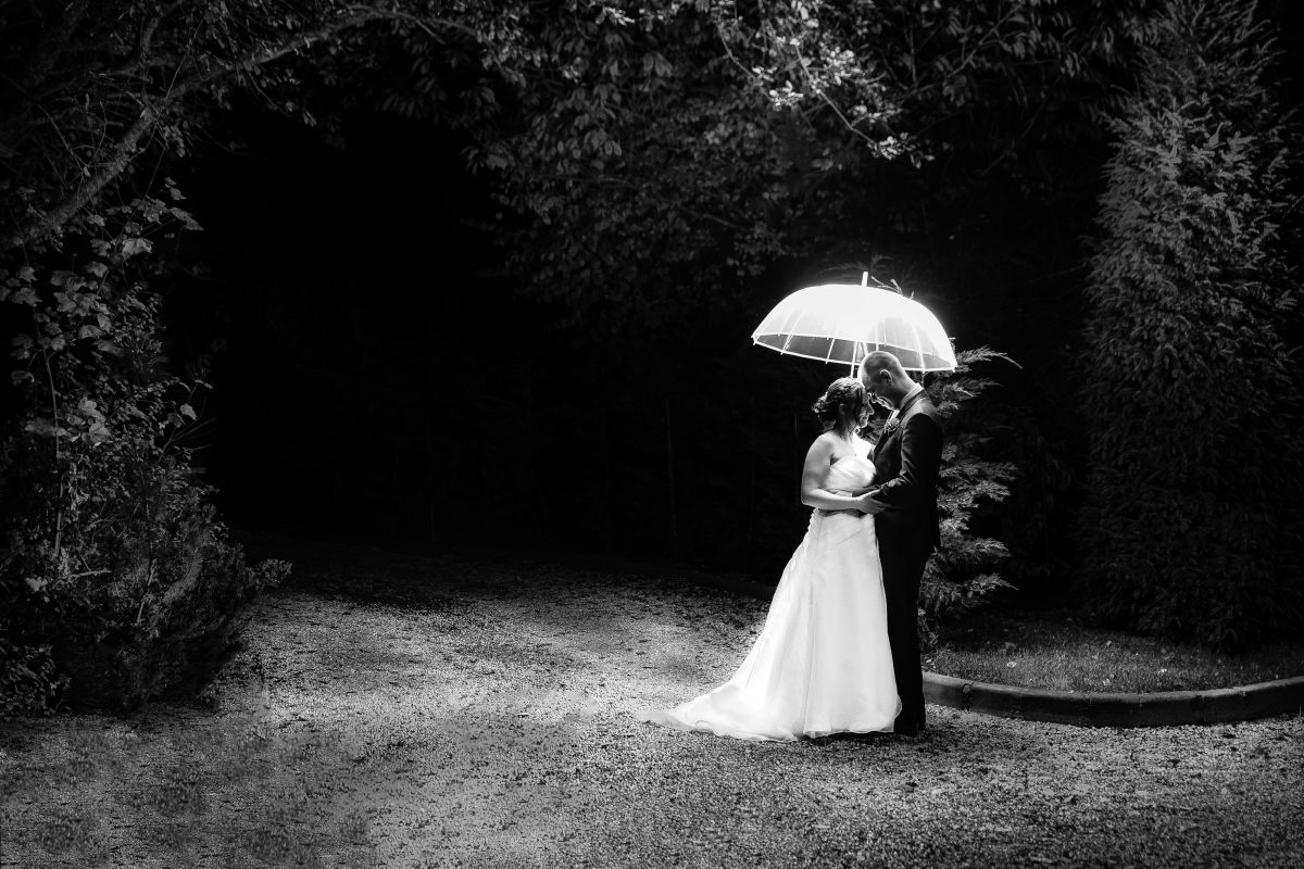 photographe mariage lille nord jeremy hourquin chateau comines france parapluie lumiere flash noir nuit.jpg