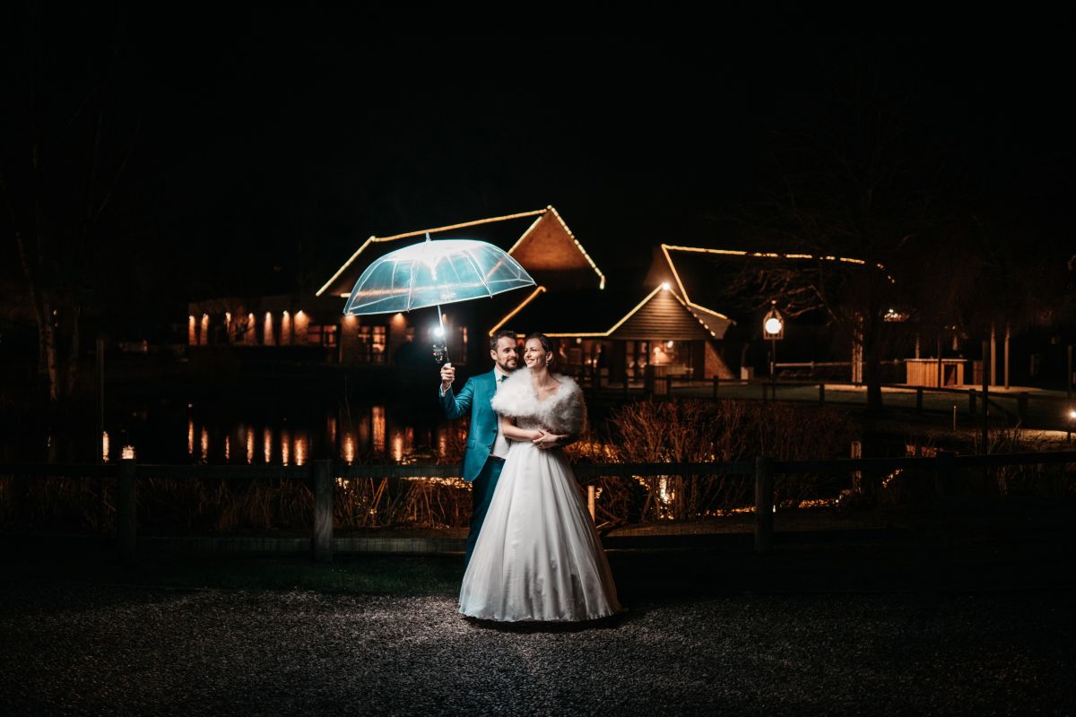 photographe mariage lille nord jeremy hourquin colombier couple parapluie hiver nuit.jpg