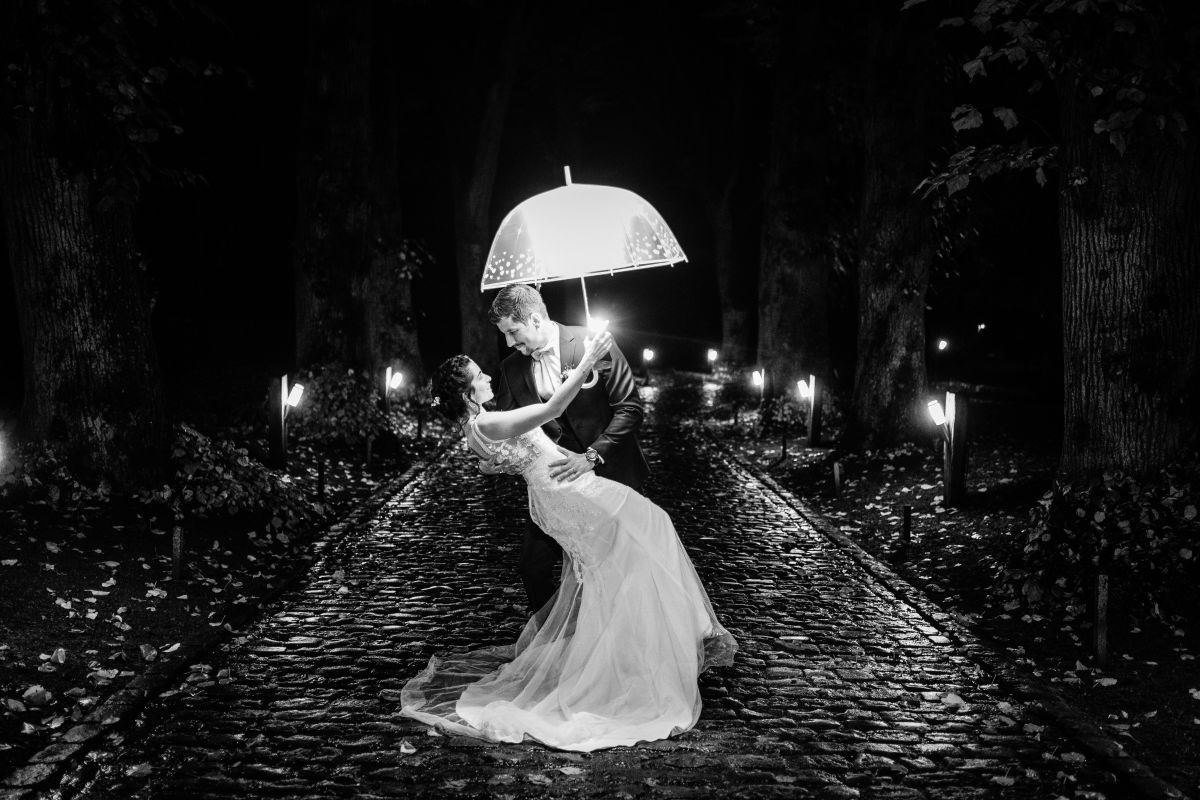photographe mariage lille nord jeremy hourquin conciergerie parapluie couple noir.jpg