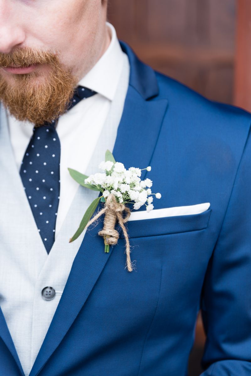 photographe mariage lille nord jeremy hourquin costume fleur homme pochette broche cravate.jpg