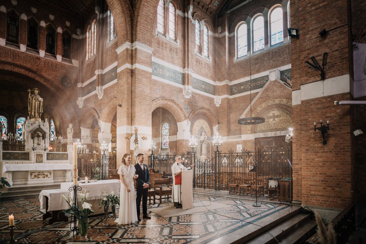 photographe mariage lille nord jeremy hourquin couple autel lumiere stvaast bailleul.jpg