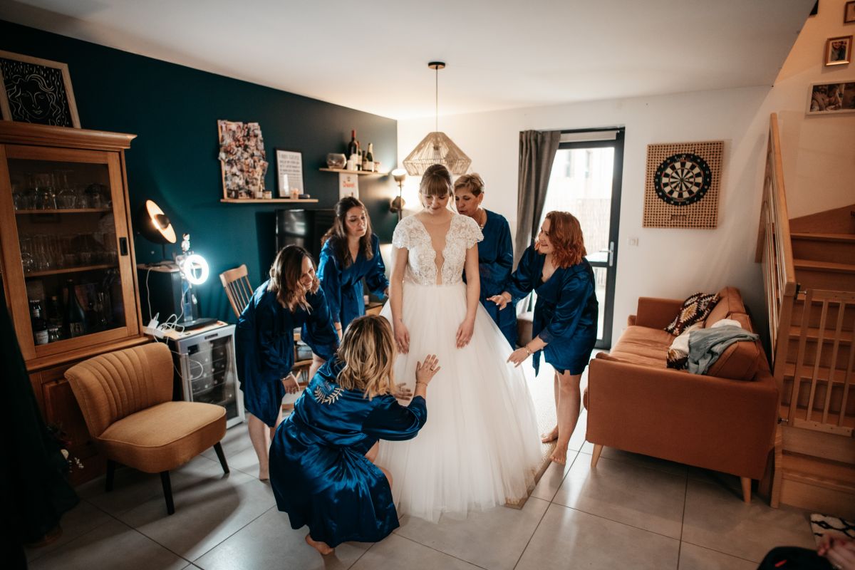 photographe mariage lille nord jeremy hourquin habillage peignoir bleus .jpg