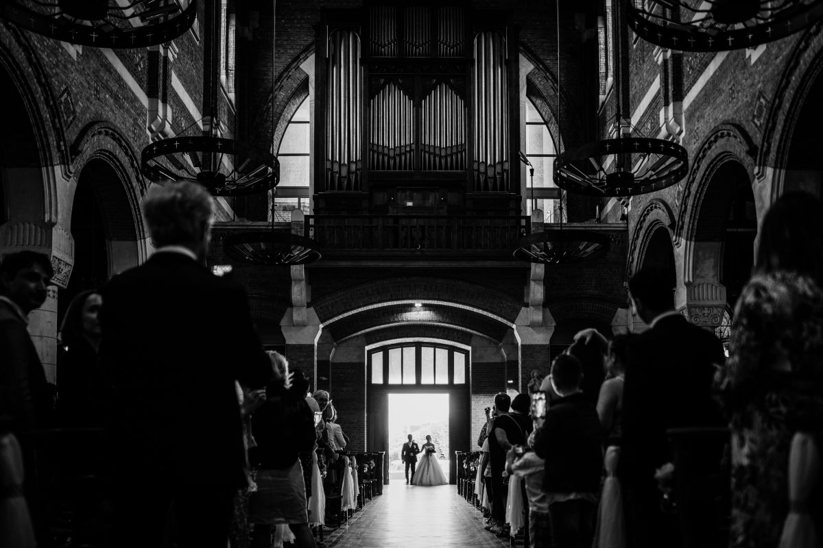 photographe mariage lille nord jeremy hourquin noir blanc entree eglise papa mariee.jpg