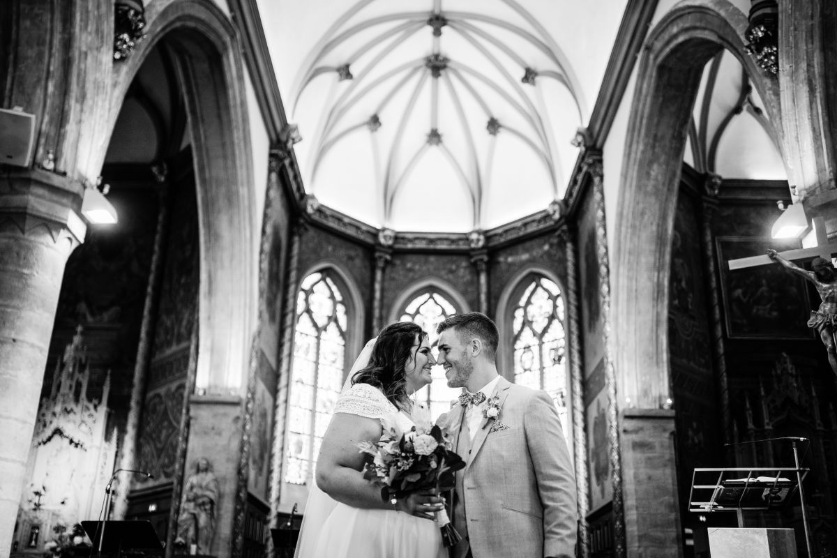 photographe mariage lille nord jeremy hourquin noir blanc tete couple autel.jpg