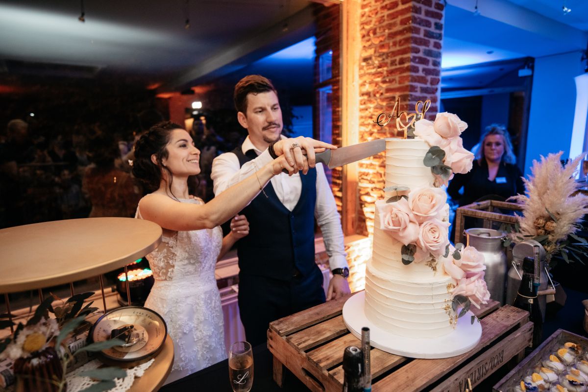 photographe mariage lille nord jeremy hourquin soiree coupe couple dessert.jpg