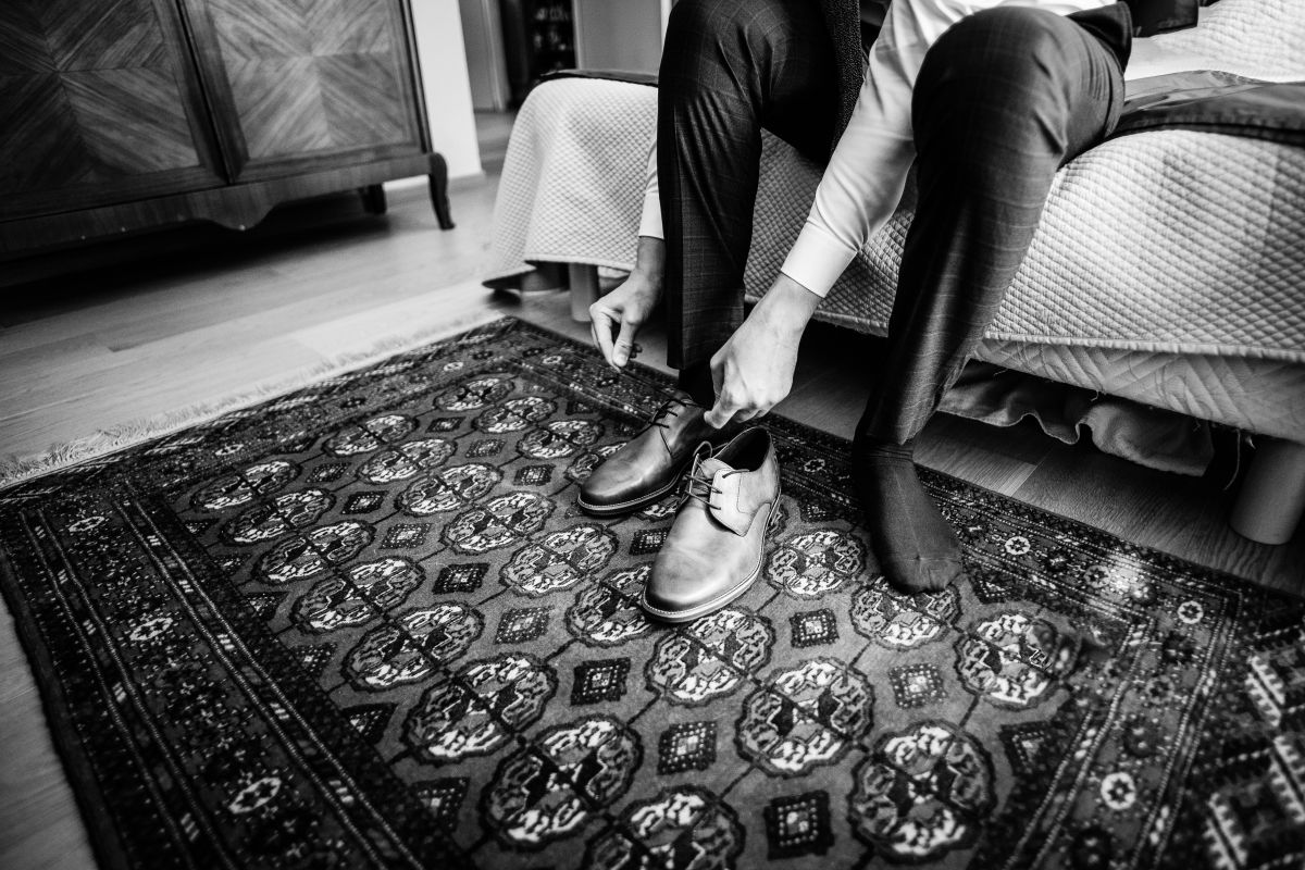 photographe mariage lille nord jeremy hourquin tapis lit preparatif homme.jpg
